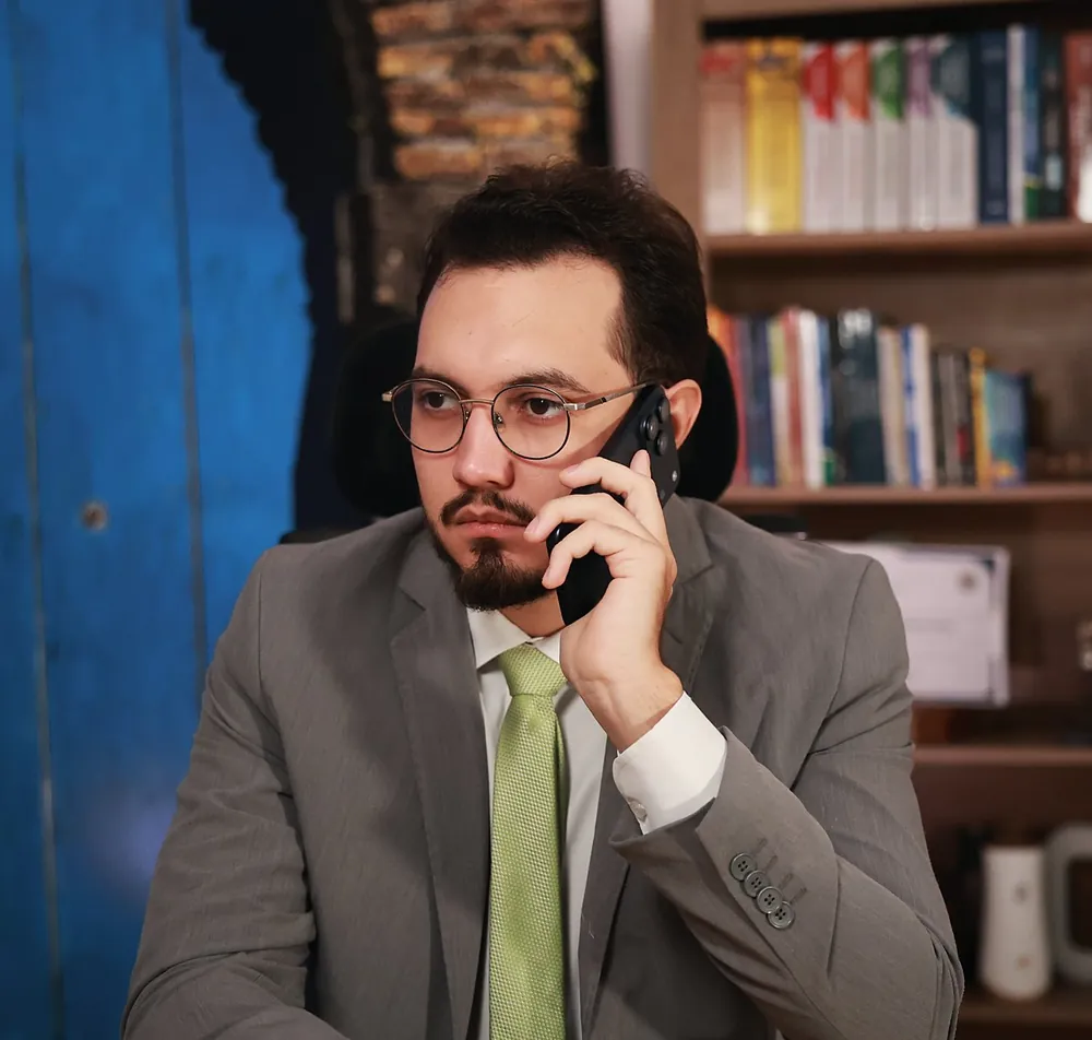 Mateus Serra ao telefone no escritório