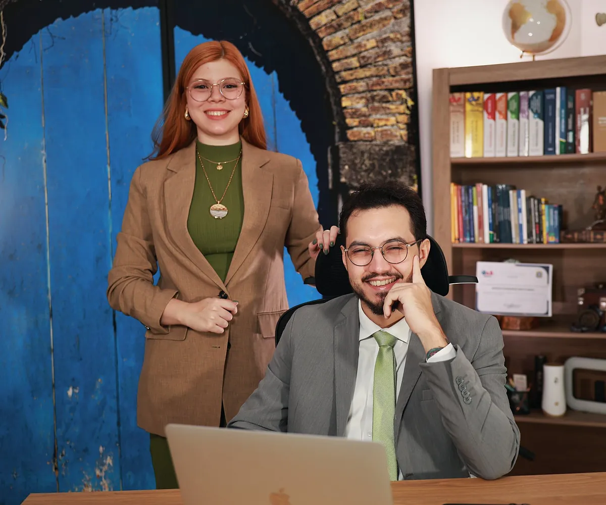 Rita Montenegro e Mateus Serra sorrindo no escritório